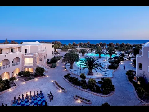 Luftaufnahme des Santo Miramare Resorts mit Swimmingpool, Gebäuden und Meer im Hintergrund.