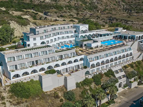 Luftaufnahme des Calypso Palast Hotels mit Pool und Garten