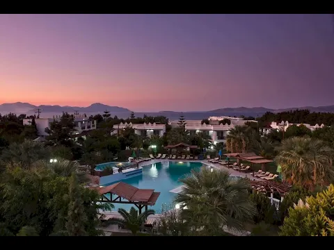 Luftaufnahme des Gaia Royal Hotels mit Swimmingpool und Außenbereich bei Abenddämmerung.