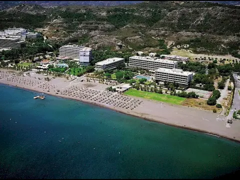 Luftaufnahme des Blue Sea Beach Resort mit vielen Gebäuden und einer langen Strandlinie.