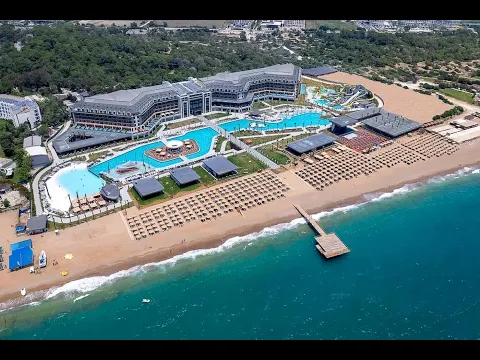 Oberflächenansicht des Lago Hotels mit Swimmingpool und Strand am Meer