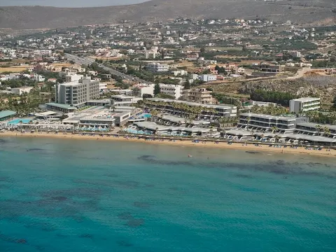 Luftaufnahme des Arina Beach Resorts mit Blick auf die Gebäude, Pools und den Strand.