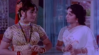 Waheeda Rehman & Mumtaz fight over Dilip Kumar - Ram Aur Shyam