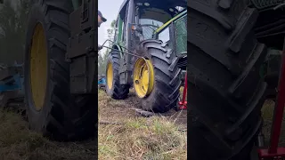 They made changing a huge tire look easy 👏 #tires #tractors #vehicles