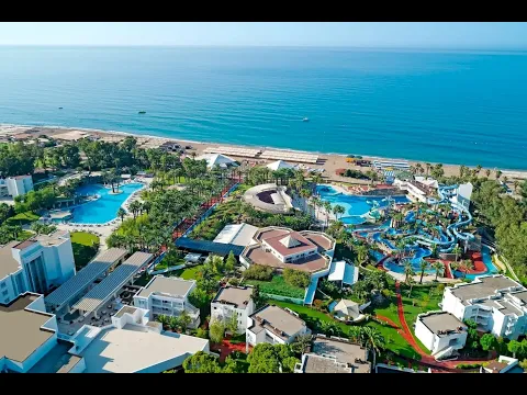 Luftaufnahme des Monachus Family Resort Sorgun mit mehreren Swimmingpools und Meerblick.