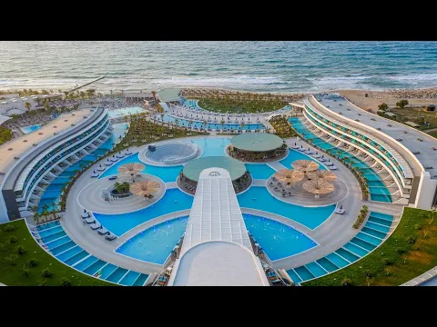Lyttos Mare Hotel: Luftaufnahme des Resorts mit mehreren Swimmingpools, Liegestühlen und einem schönen Strand.