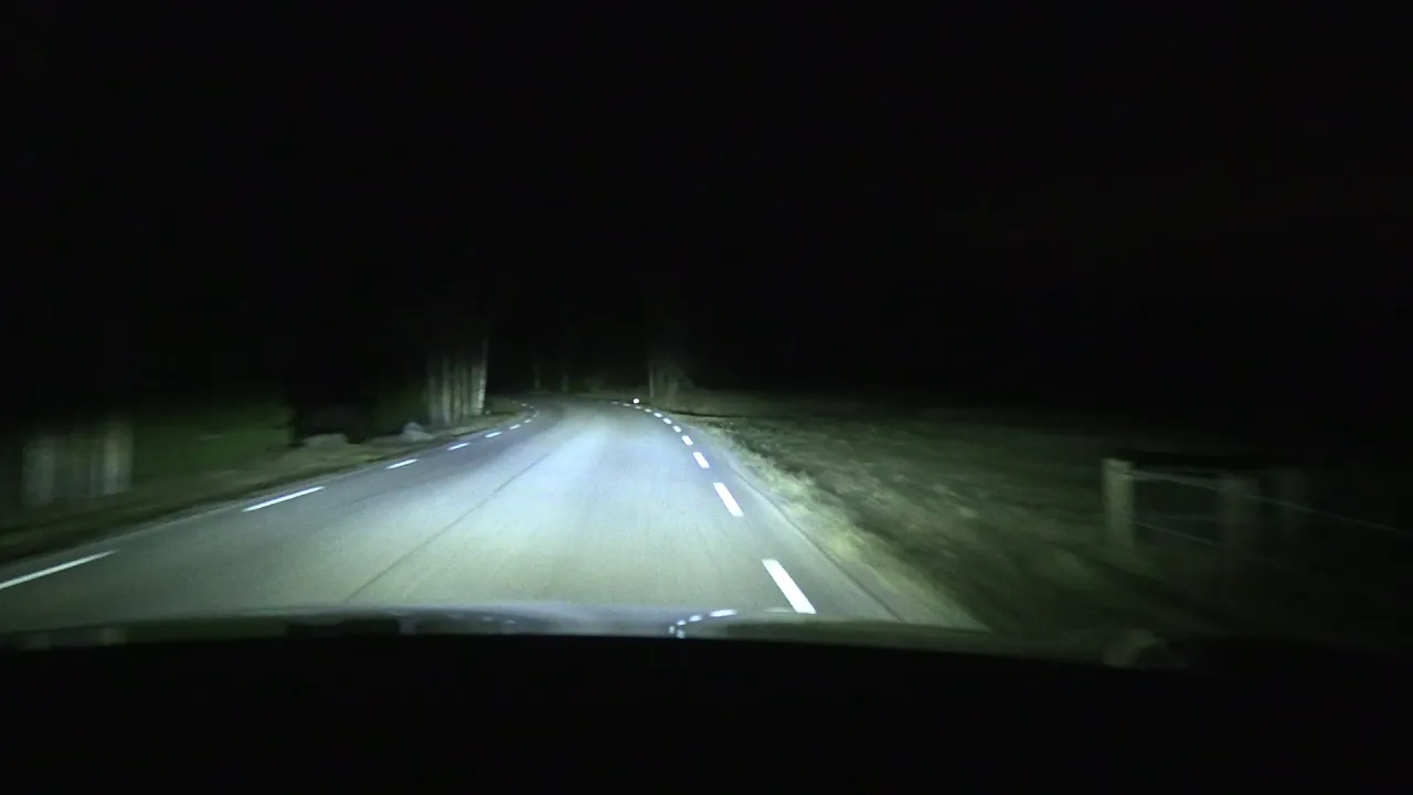 Lexus UX 300e headlights test