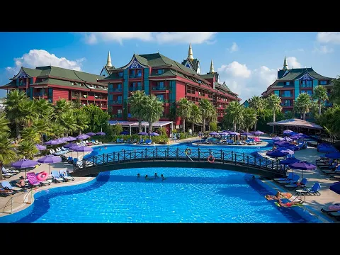 Außenbereich des Siam Elegance Hotels & Spa mit großen Schwimmbädern, Wasserrutschen und Sonnenliegen.