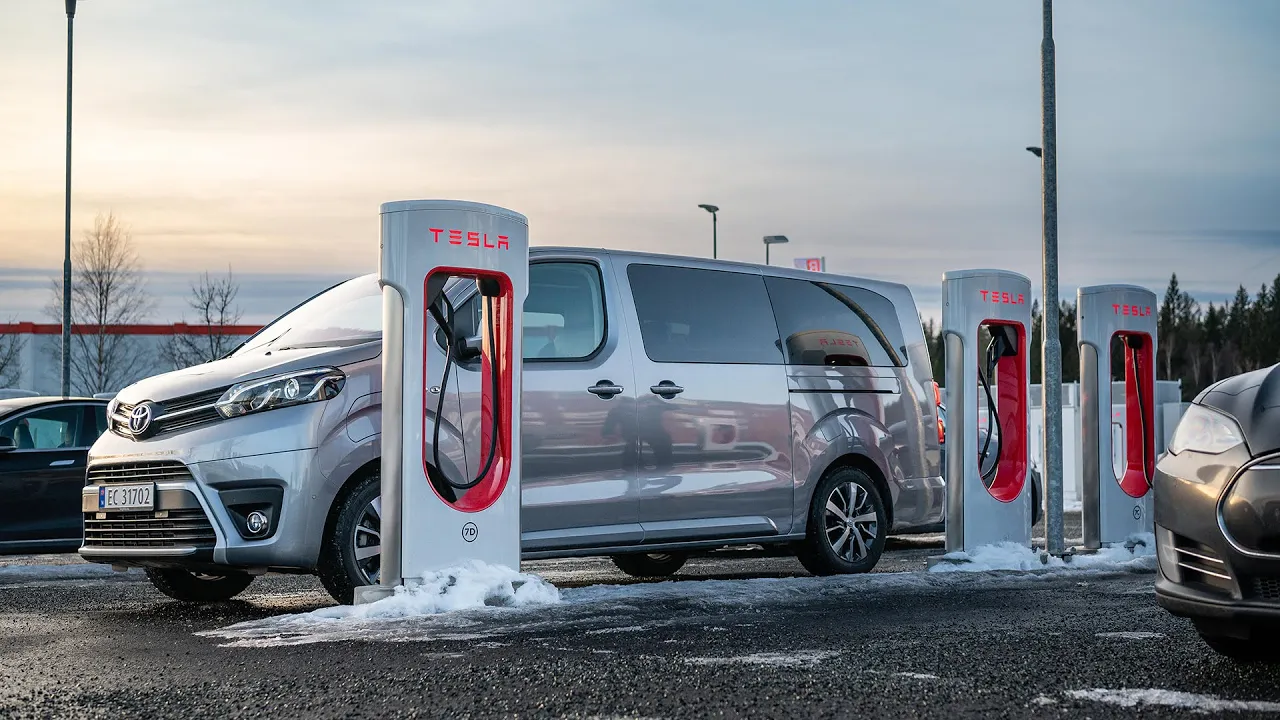 Slik lader du andre bilmerker på Tesla ladestasjoner