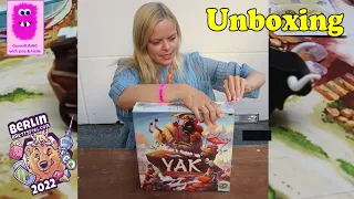 Unboxing at Berlin Con 2022 - Yak