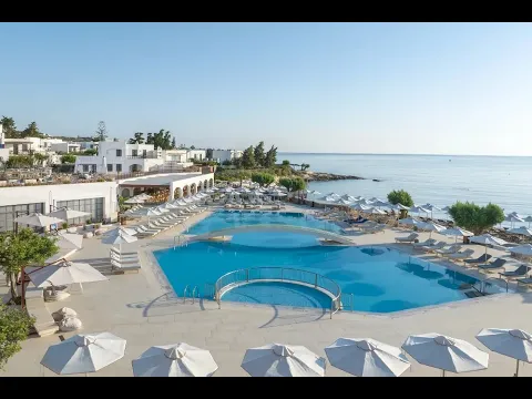 Luftaufnahme des Creta Maris Resorts mit Swimmingpool und Sonnenliegen am Meer