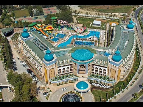 Außenansicht des Crystal Sunset Luxury Resort & Spa mit Wasserrutschen, Pools und blauen Kuppeldächern.