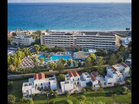 Luftaufnahme des Atlantica Mikri Poli Hotels in Rhodos mit Blick auf den Strand und das Meer.