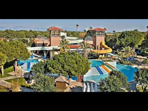 Luftaufnahme des Gloria Golf Resort Wasserparks mit Wasserrutschen und Swimmingpool