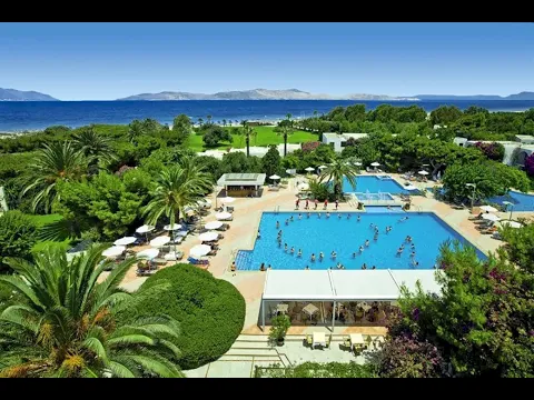 Oberflächenansicht des Caravia Beach Hotel mit Swimmingpools und Blick aufs Meer