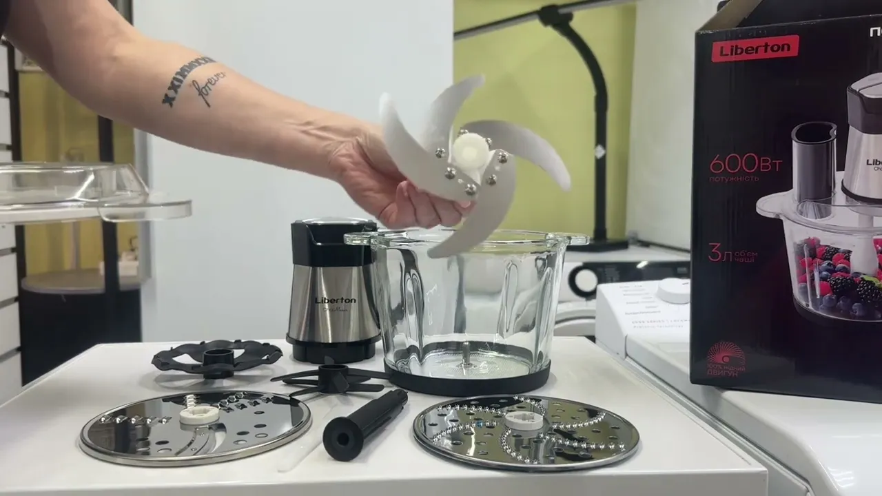 Чоппер измельчитель Liberton LEG-1503 с чашей 3л Чоппер измельчитель Liberton LEG-1503 с чашей 3л