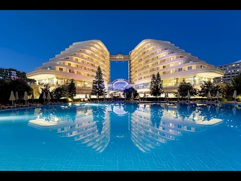 Außenansicht des Miracle Resorts mit Swimmingpool und Sonnenschirmen.