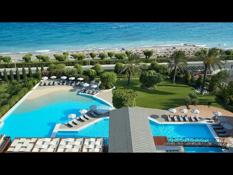 Luftaufnahme des Swimmingpools und der Liegestühle im Rhodes Bay Hotel & Spa.