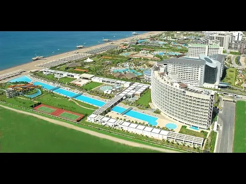 Luftaufnahme des Crystal Centro Resorts mit mehreren Swimmingpools, Tennisplätzen und Wasserrutschen.