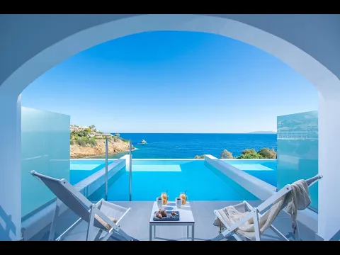 Luftaufnahme des Peninsula Resort & Spa mit Pool und Meerblick.