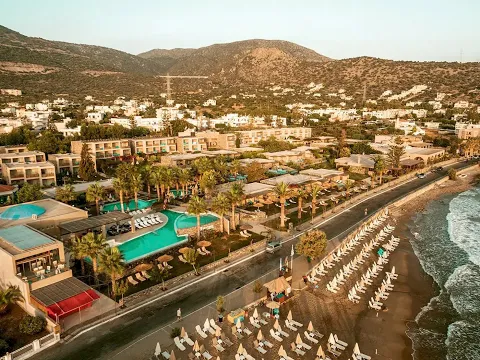 Luftaufnahme des Blue Sea Beach Affiliated by Melia Hotels mit Pool und Strandliegen