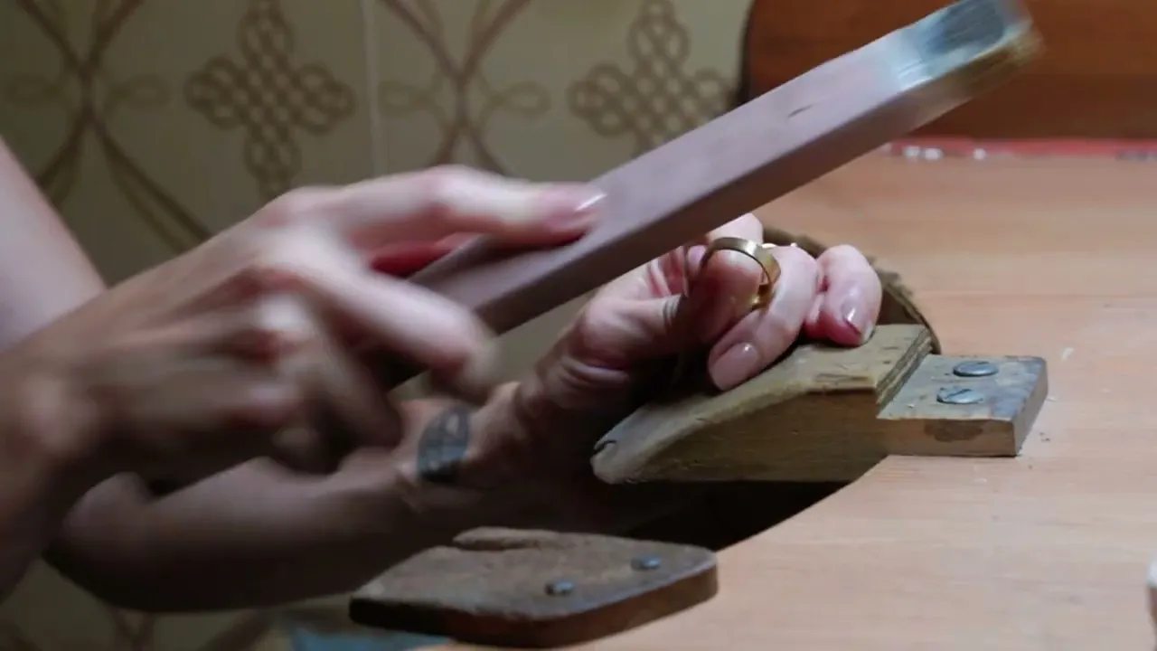 Vídeo de Livia Kerr - Design de Joias com Significado