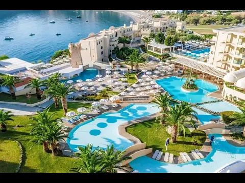 Luftaufnahme des Lindos Royal Resorts mit Swimmingpools, Sonnenschirmen und Hotels am Meer