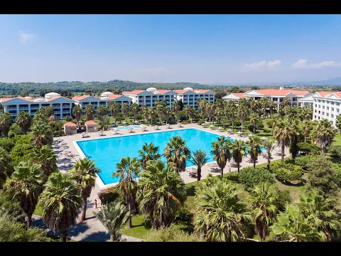 Luftaufnahme des Defne Kumul Deluxe Hotels mit großem Pool und umliegender Grünfläche