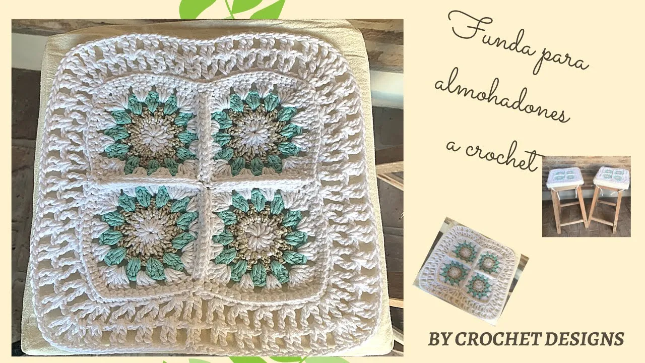 Funda de cojín a crochet con cuatro grannys en tonos verde y beige, unidos con un borde blanco calado.