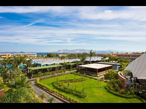 Luftaufnahme des Blue Lagoon Resorts im Abendlicht mit Swimmingpool und gepflegtem Garten.