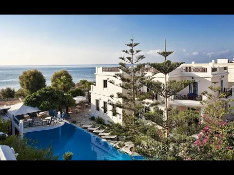 Außenansicht des Veggera Hotels mit Pool und Meer im Hintergrund.