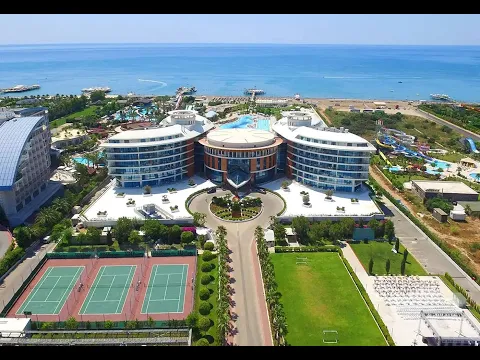 Luftaufnahme des Baia Lara Hotels mit Meer und Tennisplätzen im Vordergrund