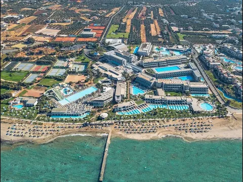 Luftaufnahme des Lyttos Beach Hotels mit Swimmingpools, Tennisplätzen und Strand