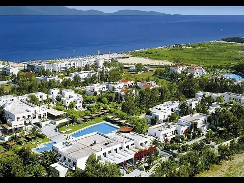Aussenansicht des Atlantica Marmari Beach Hotels mit Swimmingpool und Meer im Hintergrund.