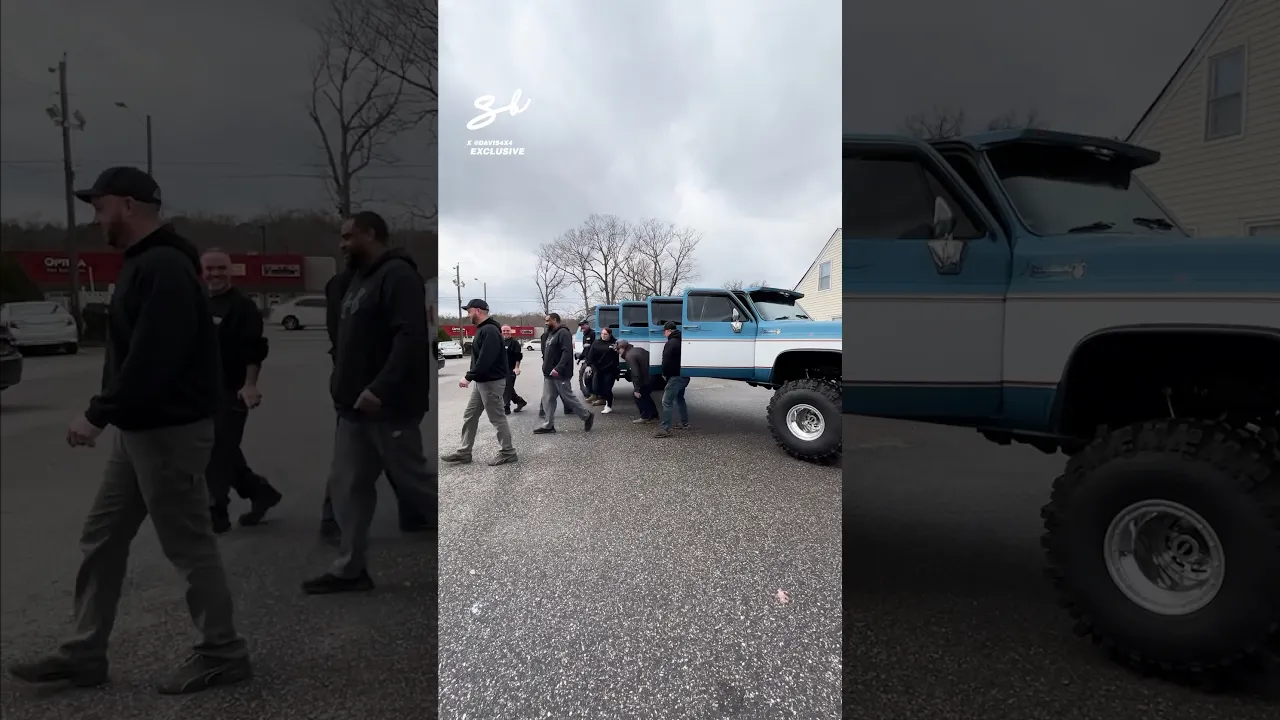 There’s so many people inside! 😱😳 | 🎥: @DavisDrives #limo #car #illusion