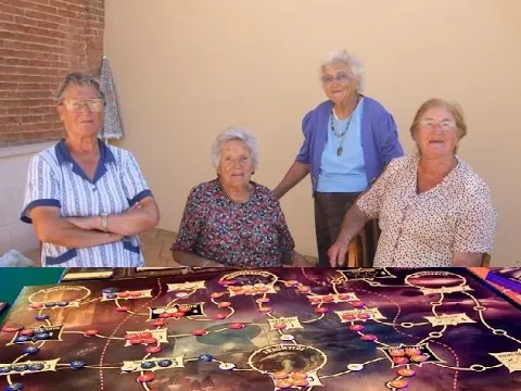SEÑORAS MAYORES JUGANDO A...TIRANOS DEL UNDERDARK