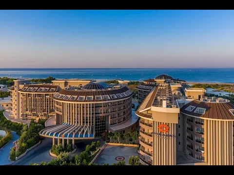 Luftaufnahme des Sunmelia Beach Resort Hotel & Spa mit Pools und Wasserrutschen.