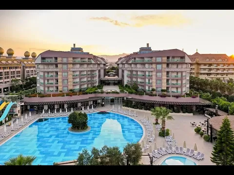 Außenansicht des Seamelia Beach Resort & Spa mit Swimmingpool und Sonnenliegen.