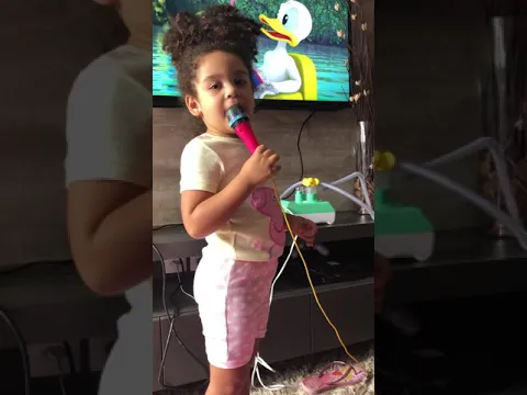 JÚLIA CANTANDO PATATI PATATA