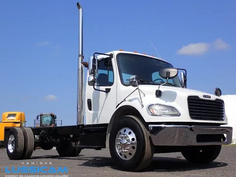 2013 Freightliner M2106 Thumbnail