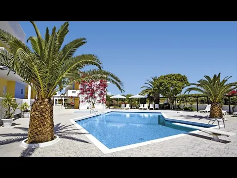Außenbereich des Golden Star Hotels in Kos mit Swimmingpool, Palmen und Sonnenliegen.
