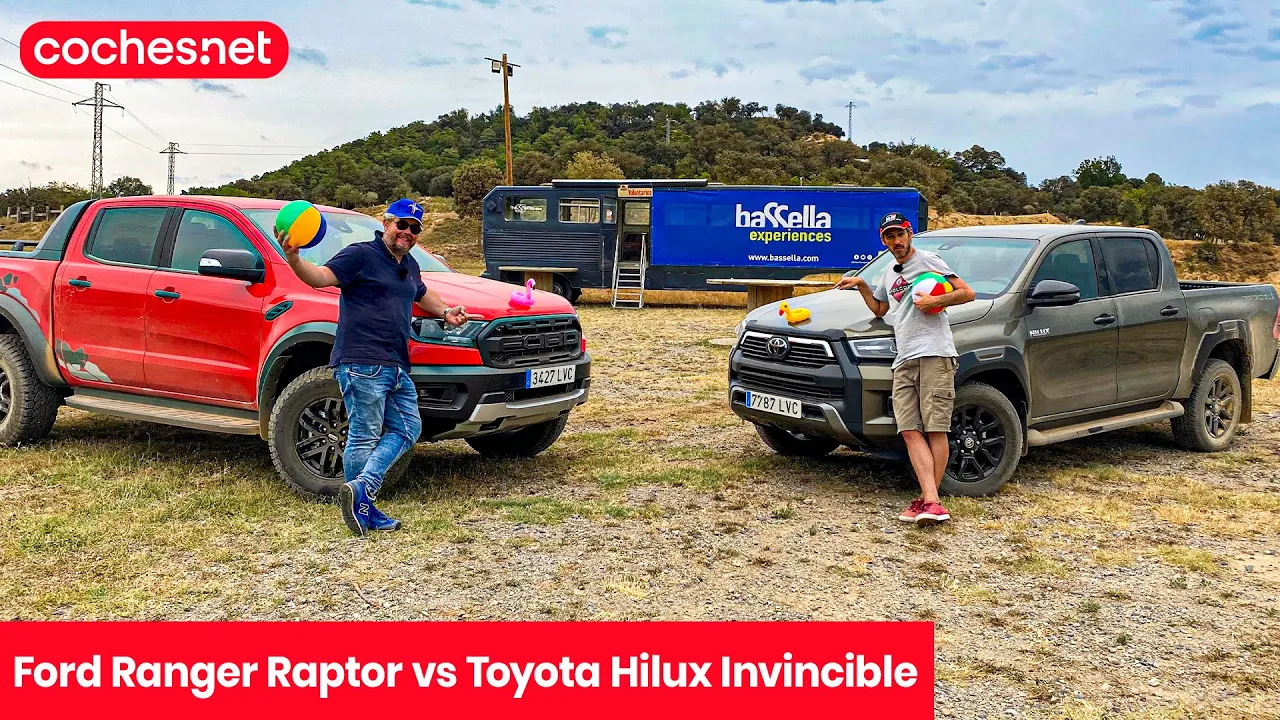 Ford Ranger Raptor vs Toyota Hilux Invincible | Comparativa Pick Up en circuito | coches.net