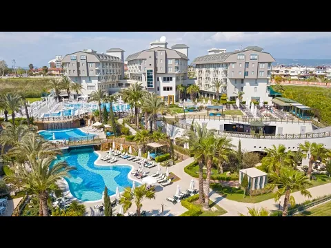 Luftaufnahme des Novum Garden Side Hotels mit Swimmingpools und Sonnenliegen.