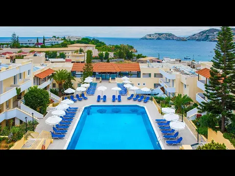 Alexander House Hotel mit Poolbereich und Blick auf das Meer und die Stadt.