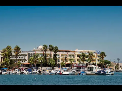 Luftaufnahme des Kosta Palace City Hotel mit Blick auf den Hafen und die Stadt