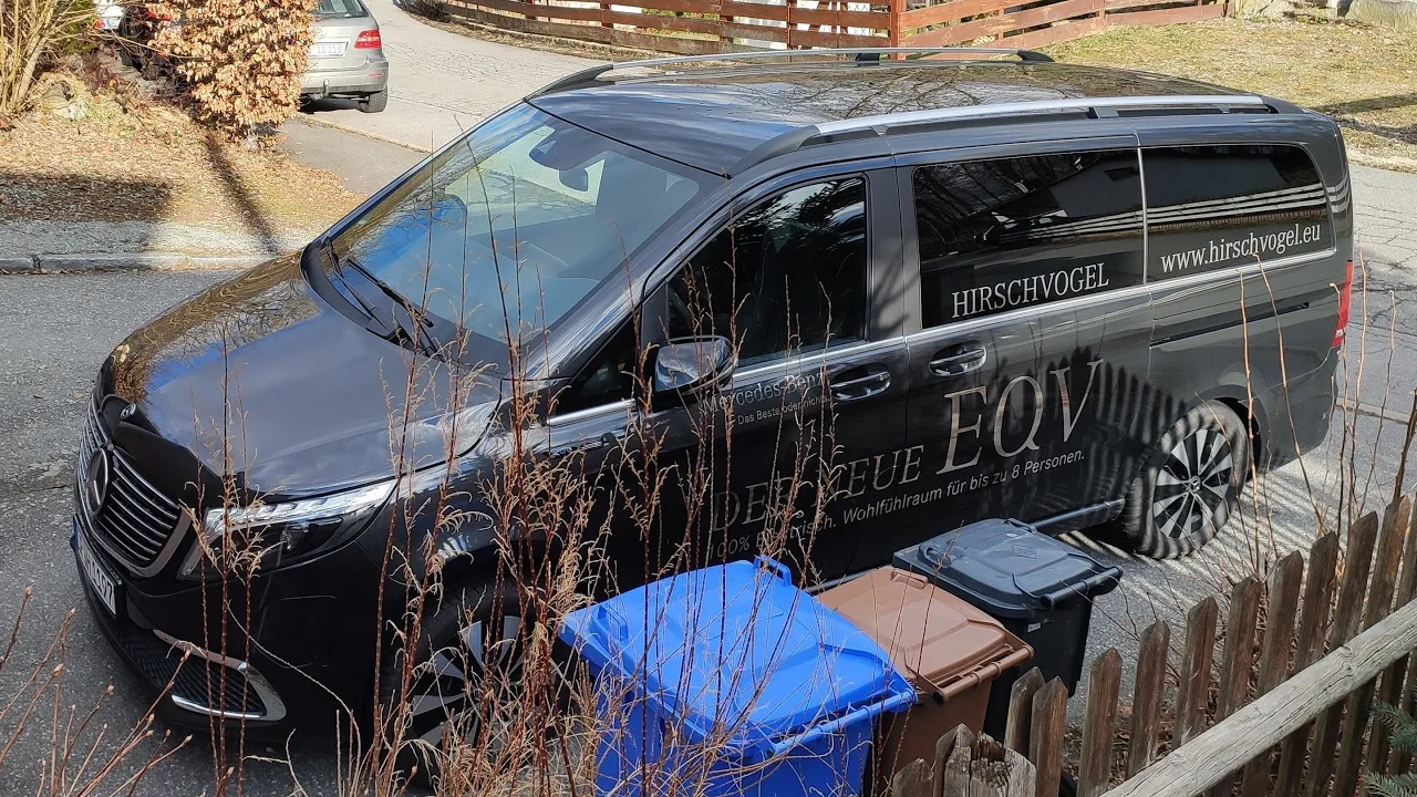 (live) Mercedes EQV 300 Looking at the car