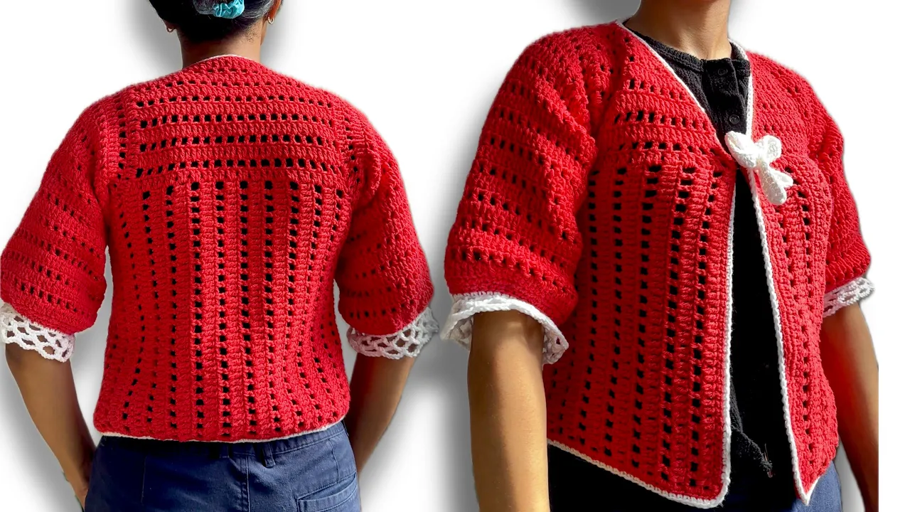 Chaqueta roja a crochet de manga corta, con franjas caladas, bordes blancos y cierre decorativo en el escote.