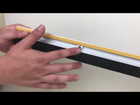 Veda Porta Adesivo ou Parafusar Escova Alumínio Branco 1m 1 peça