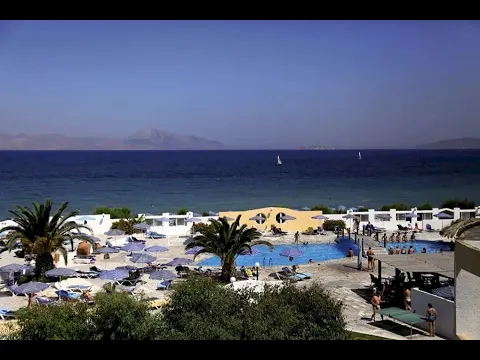 Außenbereich des Smy Kos Beach & Splash Hotels mit Pool und Sonnenliegen am Strand