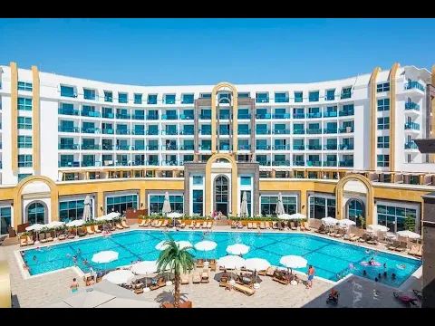 Außenansicht des Lumos Deluxe Resort Hotel & Spa mit mehreren Stockwerken und Solarpaneelen.